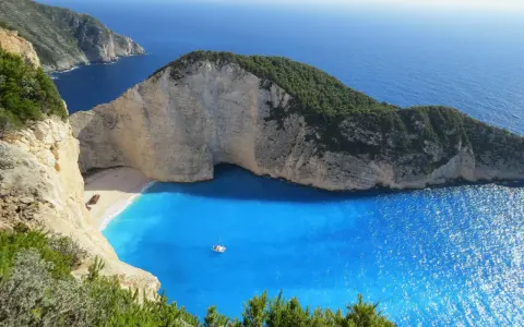 Spiaggia di Navagio, Zante. Un paradiso blu intenso, perfetto per decidere dove andare in vacanza.