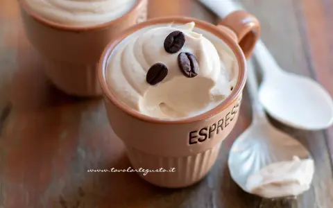 Cremoso caffè del nonno in tazzine, guarnito con chicchi di caffè. Un dolce che sa di casa e tradizione.
