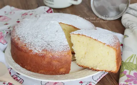 Torta soffice e profumata, preparata con 150 gr di yogurt greco, cosparsa di zucchero a velo.