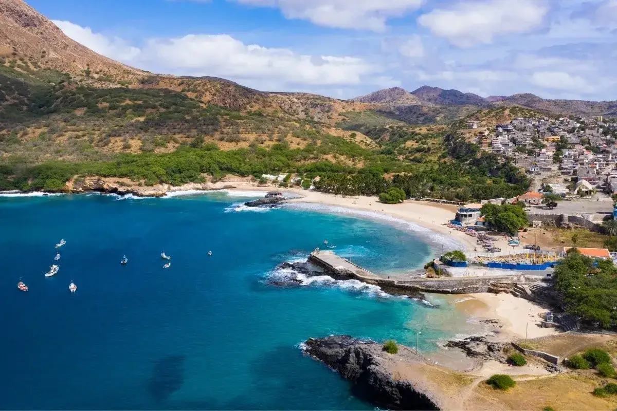 Baia di Capo Verde, un paradiso tropicale con acque cristalline, spiagge dorate e montagne verdi. Il momento ideale per visitarla &egrave; durante la stagione secca, da novembre ad aprile.
