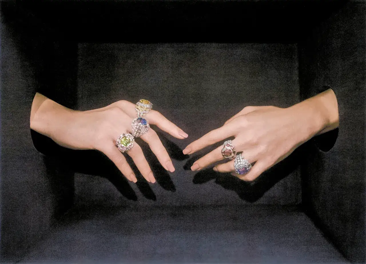 Mani adornate con anelli preziosi, un'esplosione di gemme colorate che evocano la creativit&agrave; di Delfina Delettrez per Fendi.