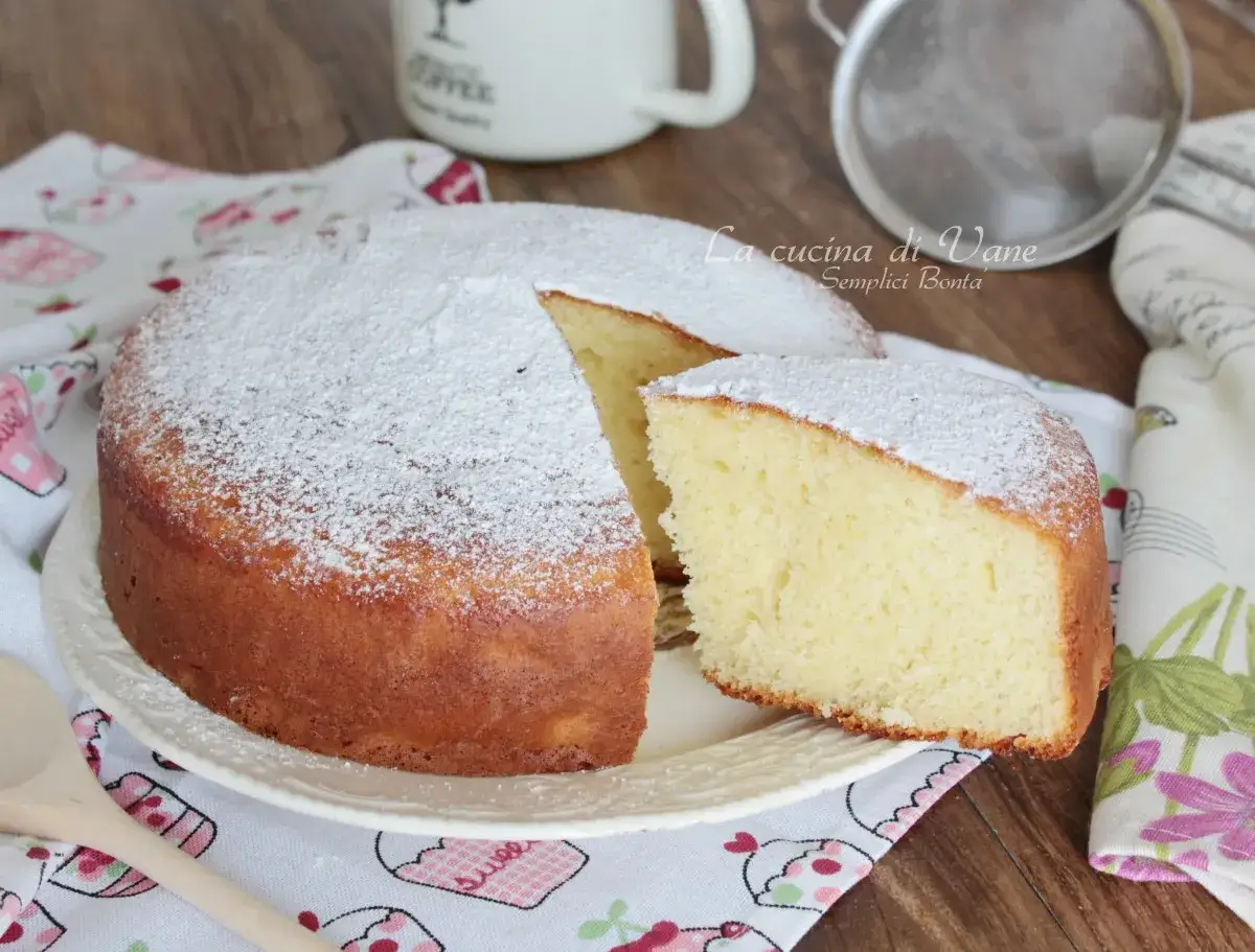 Torta soffice e profumata, preparata con 150 gr di yogurt greco, cosparsa di zucchero a velo.